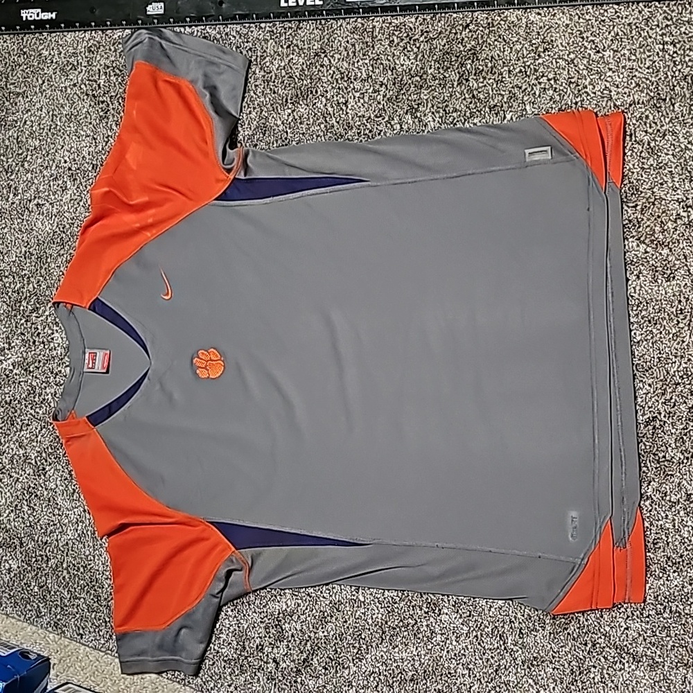 Clemson Nike Athletic Shirt in mens size  XXL